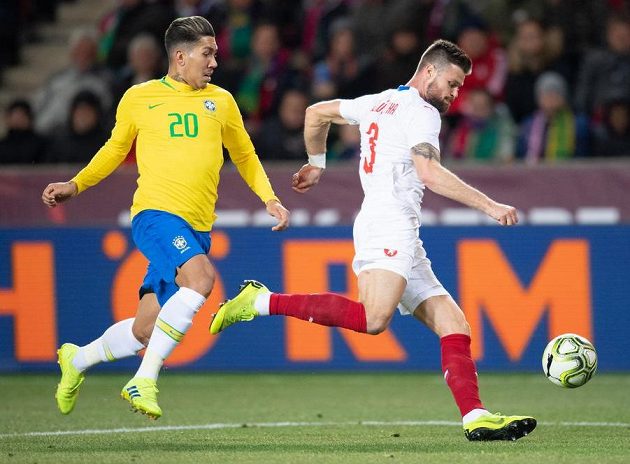 Roberto Firmino z Brazílie a Ondřej Čelůstka během přátelského utkání ČR - Brazílie.