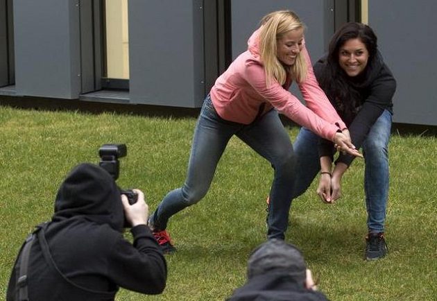 Bagrem! Přesně takhle to české beachvolejbalistky Barbora Hermannová s Markétou Slukovou (vlevo) hrají.