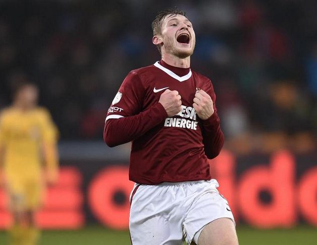 Obránce Sparty Praha Jakub Brabec oslavuje gól na 2:0 během utkání v Jihlavě.