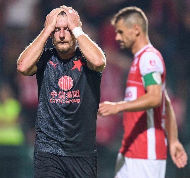 Zklamaný fotbalista Slavie Vladimír Coufal během utkání 3. kola Fortuna ligy s FK Pardubice.