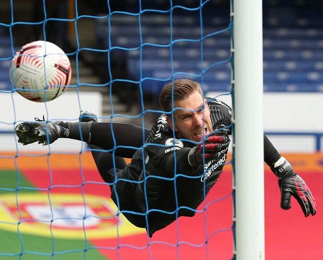 2:2! Liverpoolský gólman Adrian nedosáhl na hlavičku Dominika Calvert-Lewina z Evertonu.