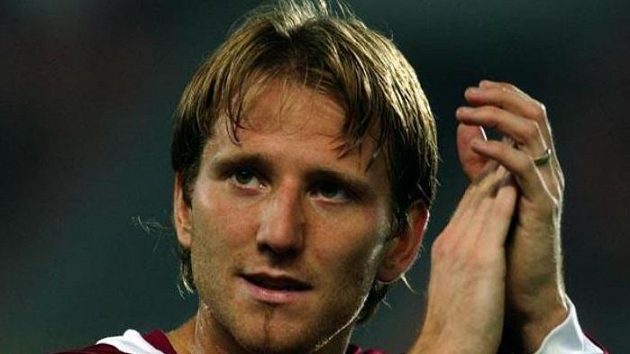 Sparťan Tomáš Jun tleská fanouškům po utkání proti Hearts.