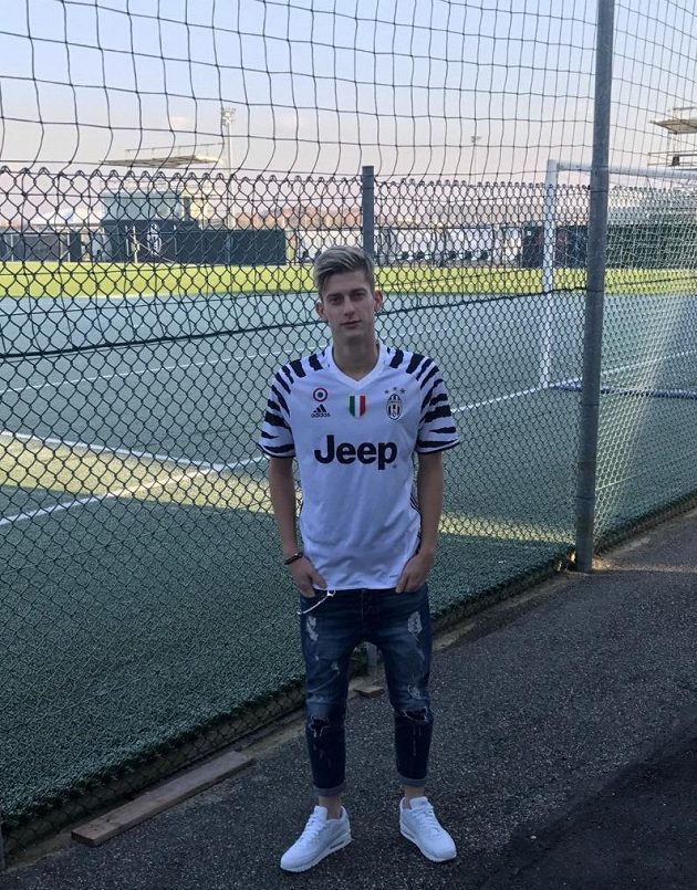 Roman Macek v dresu Juventusu v tréninkovém komplexu italského klubu.