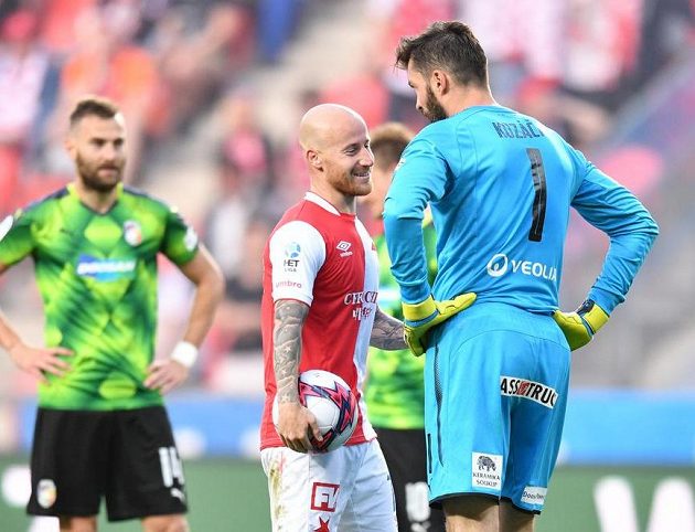 Slávista Miroslav Stoch před penaltou, kterou mu plzeňský Matúš Kozáčik chytil.