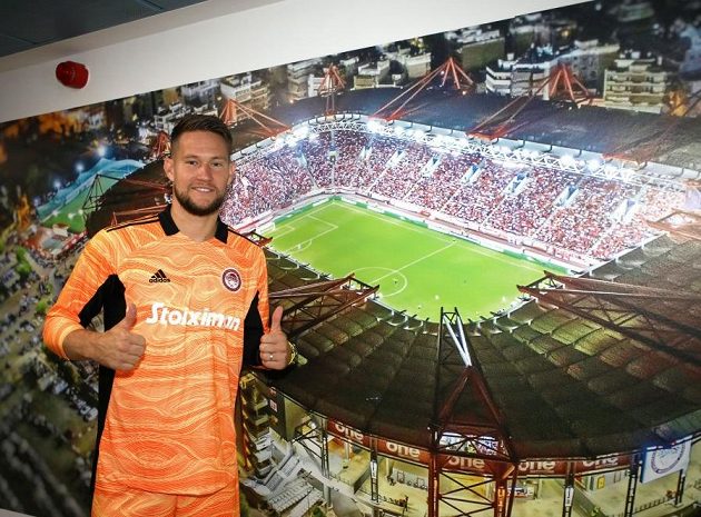 Tomáš Vaclík po podpisu smlouvy s Olympiakosem.