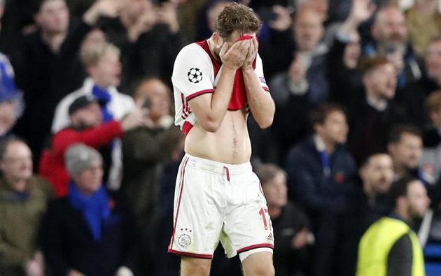 Obránce Ajaxu Daley Blind opuští hřiště poté, co v utkání Ligy mistrů viděl červenou kartu.