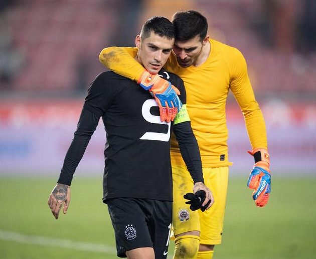 Sparťan Nicolae Stanciu zahodil penaltu, utěšuje ho spoluhráč a krajan Florin Nita.