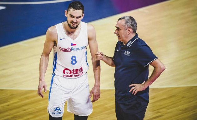 Český basketbalista Tomáš Satoranský hovoří s trenérem během přípravného utkání s Angolou před mistrovství světa.