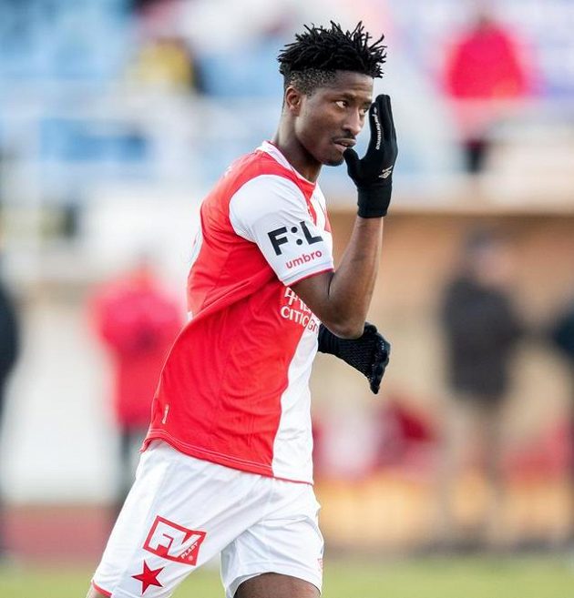 Peter Olayinka ze Slavie oslavuje gól na 3:0 během přípravného utkání s Ústím nad Labem.