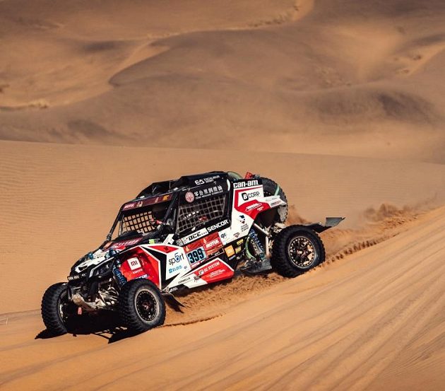 Posádka Josef Macháček a Pavel Vyoral s buginou Can-Am na trati Rallye Dakar.