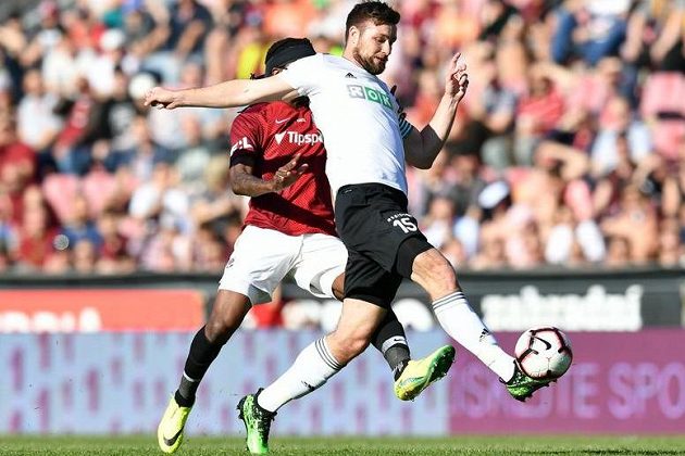 Karvinský útočník Tomáš Wágner vstřelil gól na hřišti pražské Sparty. Obránce Costa jej neuhlídal.