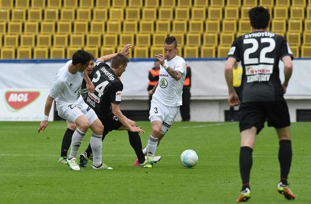 Mladoboleslavský Jiří Fleišman (3) v souboji o míč s jabloneckým Jánem Gregušem (24).