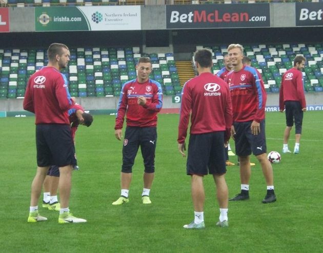 Jan Bořil (uprostřed) organizuje slávistickou buňku na začátku tréninku v Belfastu.