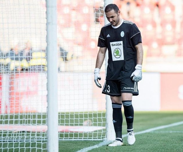 Brankář Mladé Boleslavi Kamran Agajev po neskutečném třetím obdrženém gólu na Slavii.