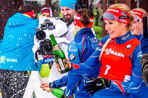 Oslava vydařené sezóny s nezbytným šampaňským v Chanty-Mansijsku. V popředí Gabriela Soukalová.
