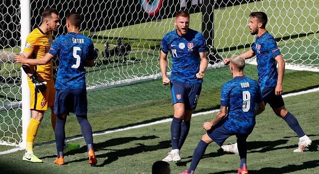 Slovenský brankář Martin Dúbravka zneškodnil během utkání EURO proti Španělsku pokutový kop a oslavuje to se svými spoluhráči.