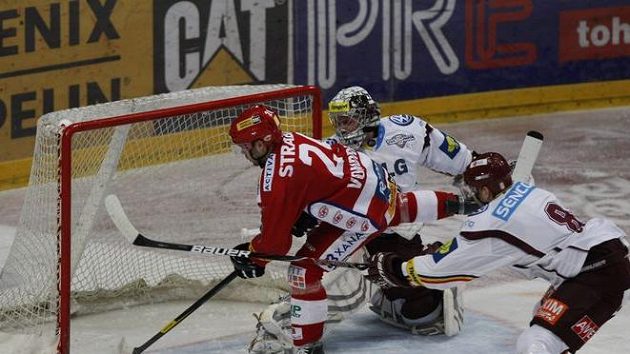 Slávista Michal Vondrka mezi sparťany Michalem Sersenem a brankářem Tomášem Pöpperlem - blafák, který neskončil gólem...