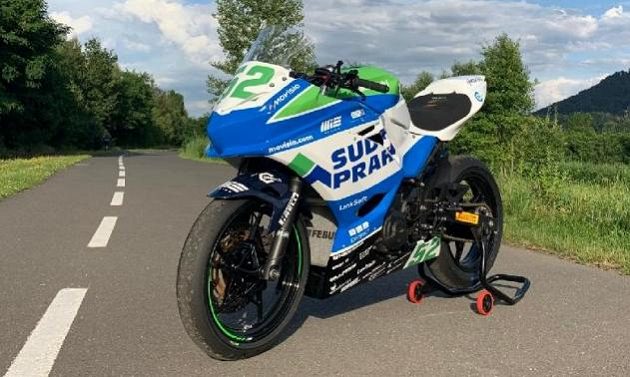 Motocyklový závodník Oliver König se na mosteckém okruhu se ukáže v nových týmových barvách.
