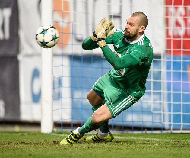 Brankář Mladé Boleslavi Martin Poláček chytá penaltu ostravského útočníka Tomáše Poznara během utkání čtvrtfinále MOL Cupu.