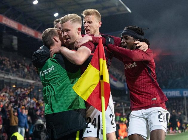 Fotbalisté Sparty Václav Drchal, Uroš Radakovič a Costa oslavují gól na 3:1 během utkání s Baníkem.