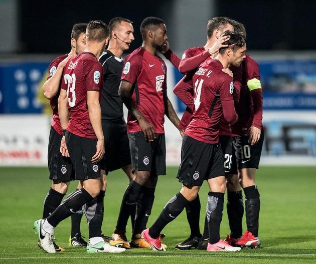 Zraněný Václav Kadlec (vpravo) musel opustit jablonecký trávník již v 8. minutě...