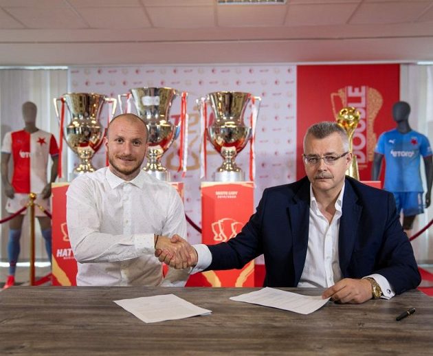 Ujednáno, podepsáno! Michael Krmenčík si plácl s Jaroslavem Tvrdíkem, šéfem Slavie.