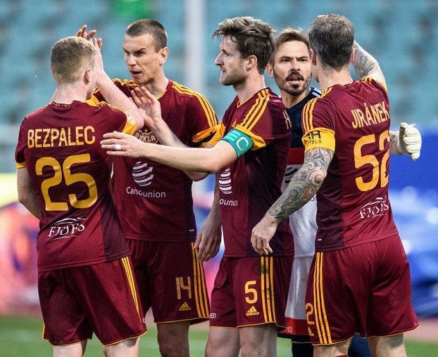 Fotbalisté Dukly Praha (zleva): Michal Bezpalec, Ivan Ostojič, Marek Hanousek, Filip Rada a Martin Jiránek oslavují vítězství nad Libercem.