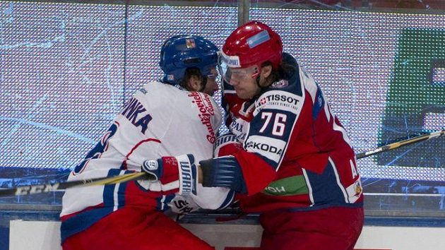 Michal Barinka (vlevo) v souboji s Jevgenijem Arťuchinem z Ruska na Švédských hrách.