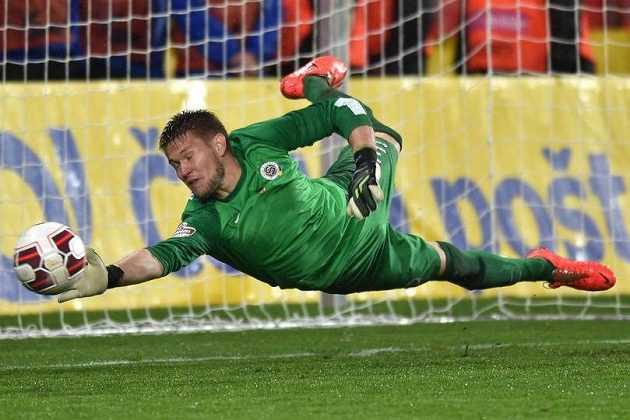 Brankář Sparty Tomáš Vaclík během penaltového rozstřelu ve finále Poháru České pošty s Plzní.