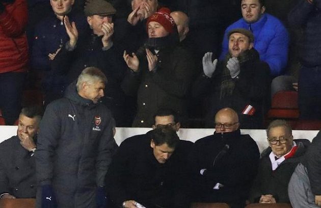 Fanoušci Nottinghamu Forest nadšeně aplaudují svému týmu po výhře ve 3. kole FA Cupu nad Arsenalem. Manažer Gunners Arséne Wenger odchází zklamaně z tribuny.