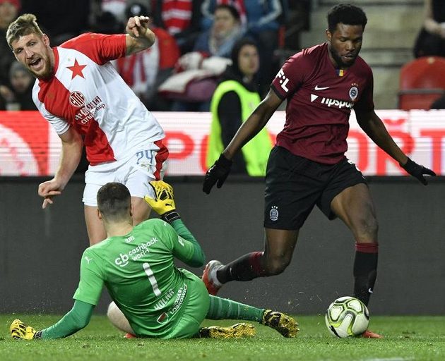 Ladislav Takács a brankář Ondřej Kolář ze Slavie a Benjamin Tetteh ze Sparty během derby "S".