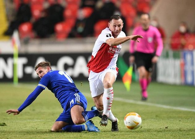 Obránce Slavie Jan Bořil v akci během utkání Evropské Ligy s anglickým Leicesterem City.