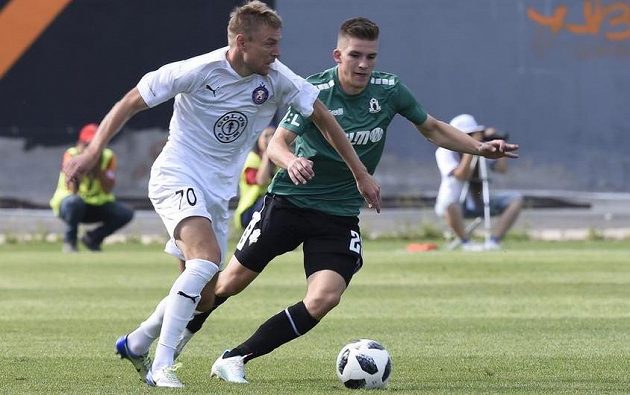 Jablonecký fotbalista Libor Holík se chystá atakovat soupeře v úvodním utkání 2. předkola Evropské ligy s Pjunikem Jerevan.