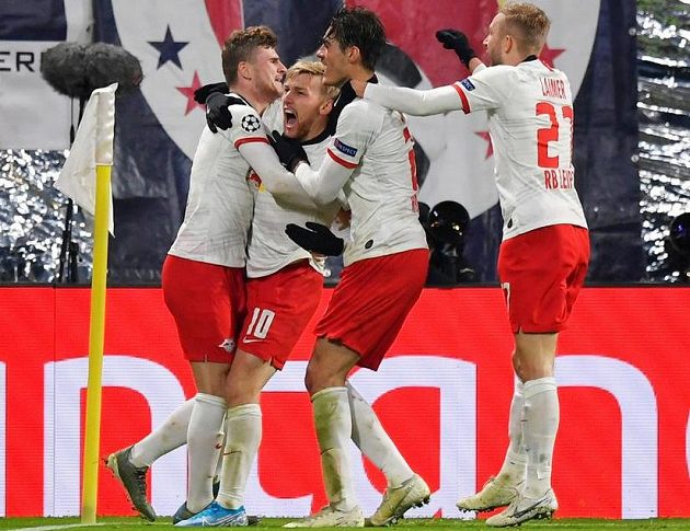 Fotbalisté RB Lipsko slaví gól. Střelci Emilu Forsbergovi gratulují spoluhráči a to včetně českého útočníka Patrika Schicka.