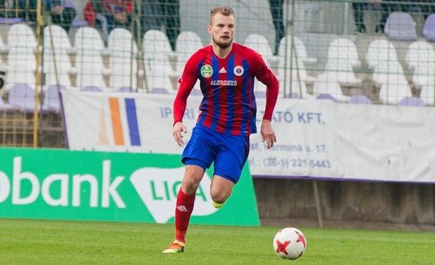 Fotbalista Vít Beneš hraje maďarskou ligu za Vasas Budapešť.