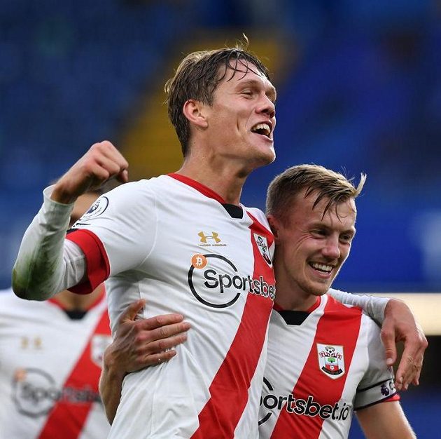 Southamptonský Jannik Vestergaard a James Ward-Prowse slaví třetí gól proti Chelsea.