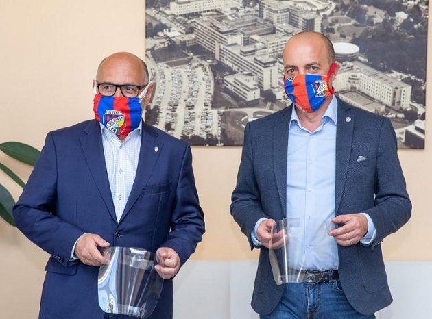 Fotbalisté Plzně dál pomáhají v boji s koronavirem. Prezident klubu Tomáš Paclík ve fakultní nemocnici předal lékařům tisíc ochranných štítů.
