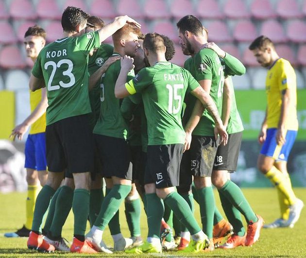 Hráči Příbrami se radují z gólu.