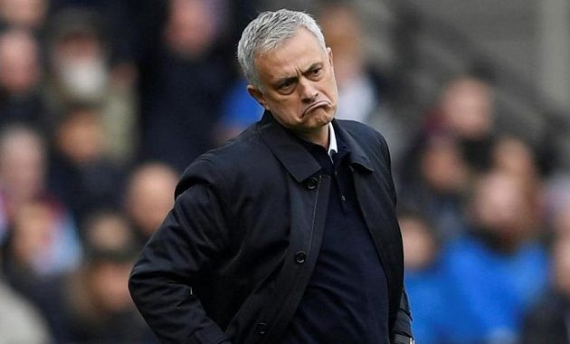 Manažer Tottenhamu Hotspur José Mourinho při premiéře nebyl s řadou věcí spokojený. Najevo to dal třeba svou grimasou.