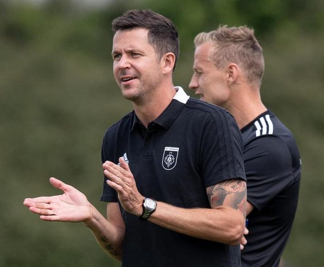 David Holoubek a Jiří Jarošík, noví trenéři Ružomberku, během utkání se Spartou.