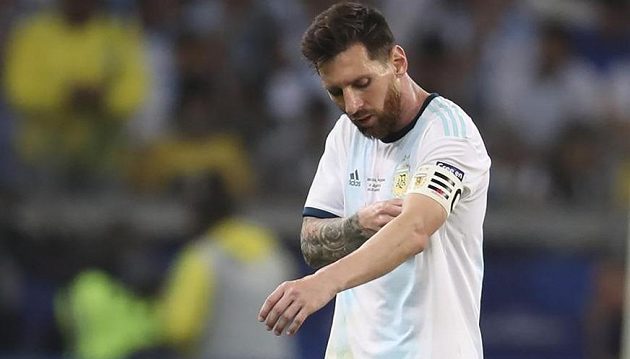 Zklamaný argentinský fotbalový reprezentant Lionel Messi opouští trávník po porážce s Brazílií.