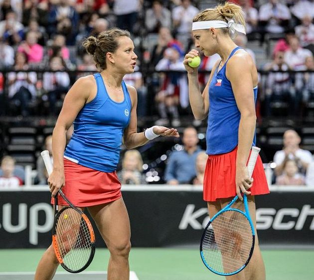 Lucie Šafářová a Barbora Strýcová během čtyřhry s Bacsinszkou a Teichmannovou.
