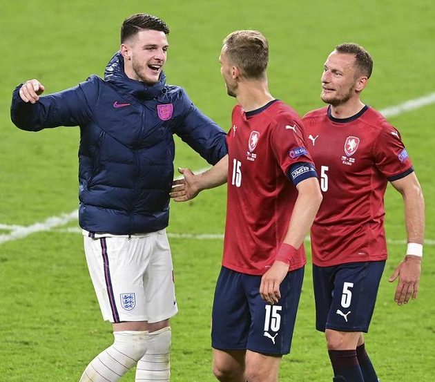Anglický reprezentant Declan Rice (vlevo) s Tomášem Součkem (uprostřed) a Vladimírem Coufalem po zápase na EURO.