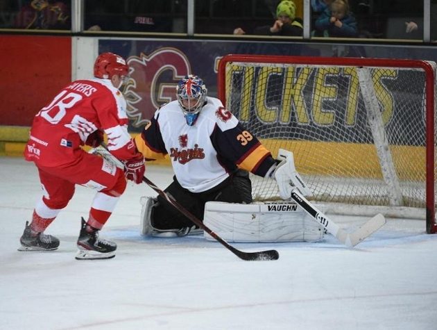 Petr Čech se při svém debutu v hokejové brance Guildfordu zaskvěl při nájezdech.