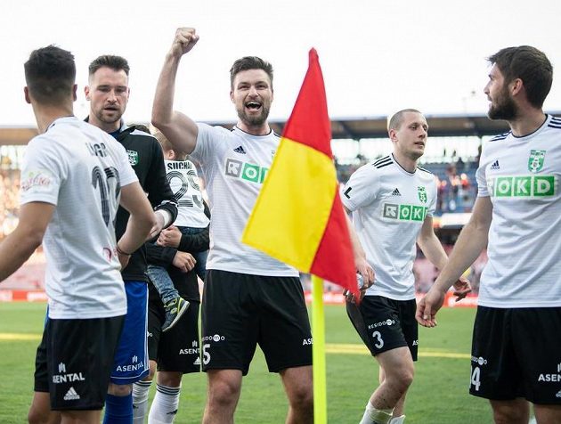 Tomáš Wágner z Karviné (uprostřed) oslavuje vítězství 3:1 na hřišti Sparty v nejvyšší soutěži fotbalistů.