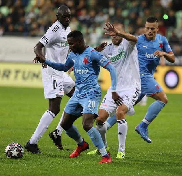 Zleva Soufiane Dramé z Karviné, Ubong Ekpai ze Slavie a Martin Šindelář z Karviné.