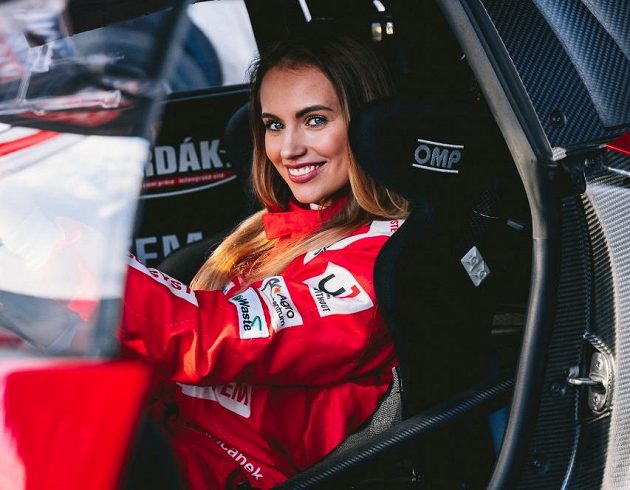 Miss Natálie Kočendová v roli závodnice.
