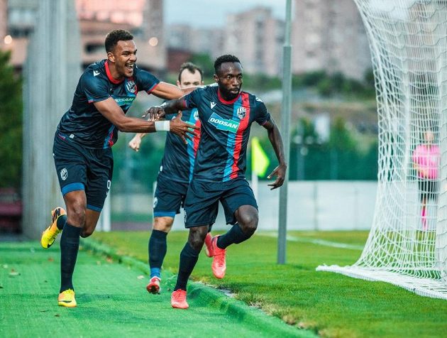 Střelec prvního gólu Joel Kayamba (vpravo) oslavující se svými spoluhráči.