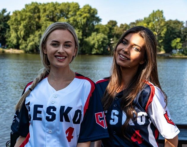 Hosteskám nové dresy samozřejmě sluší...