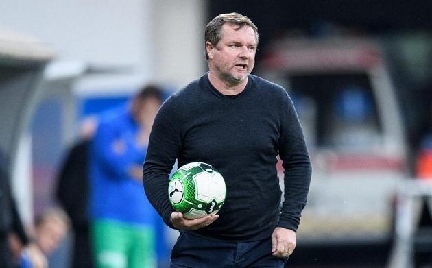Trenér Plzně Pavel Vrba musel po utkání se Slováckem uklidňovat dav rozzuřených fanoušků. Ti se pokusili po remíze 1:1 se Slováckem proniknout za hráči do šatny, zabránili jim v tom těžkooděnci.